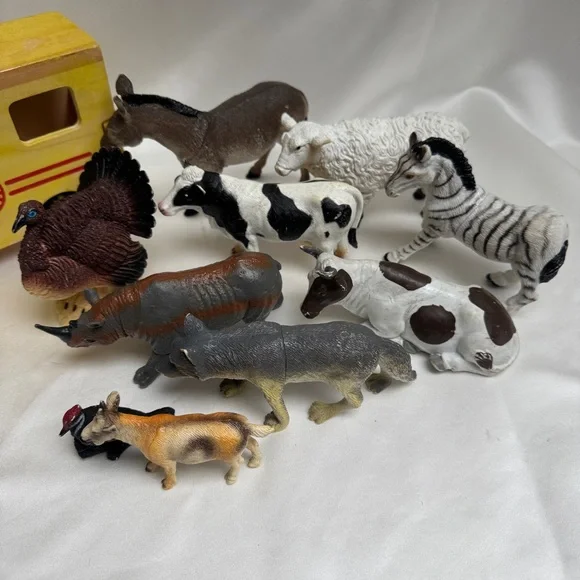 Melissa & Doug Tractor & Animals - Picture 2 of 10